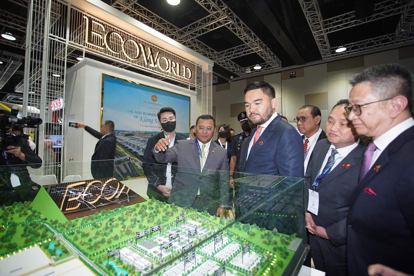 在2022年雪兰莪州国际商务峰会的开幕典礼上,我们很荣幸能够得到雪兰莪州王储殿下莅临我们的展位参观